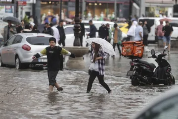 Воден ад в Истанбул. Жертва, отнесени коли и над 2500 сигнала за помощ