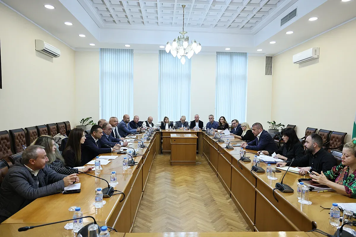 Министър Пеев даде 2 седмици срок за подготовката на БДЖ и "Ивкони Експрес" за жп превозите от 13 декември
