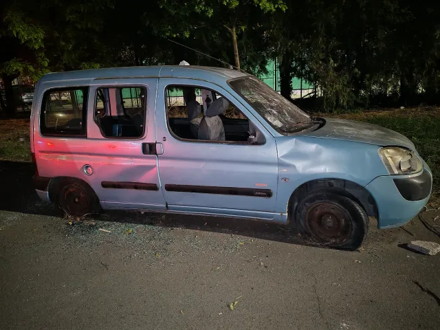 Окаяна таратайка стои на входа на Евровизия у нас