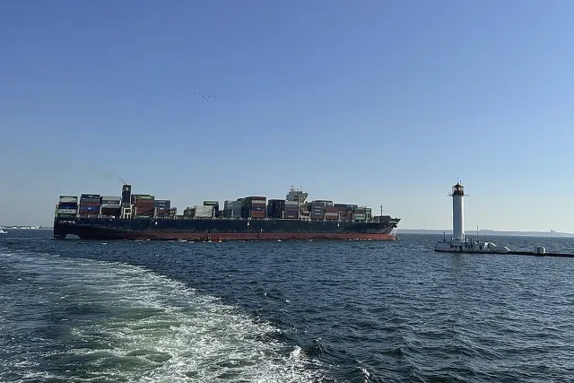 Русия обяви удар по товарен кораб в Черно море! Масирани атаки срещу три украински града