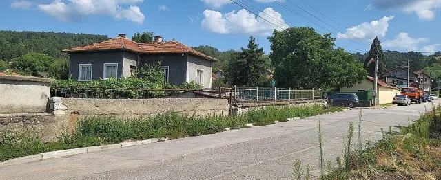 Село с чудотворна църква става имотно бижу. Къщи за ценители