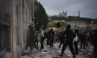 Погроми във Франция! Протестиращи разграбват магазини, атакуват резиденции