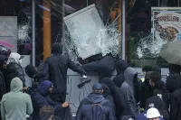 На бунта във Франция. Грабят чанти на Louis Vuitton и бижута на Hermès