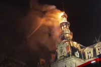 Погромите във Франция продължават. Срути се историческа сграда