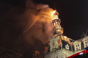 Погромите във Франция продължават. Срути се историческа сграда