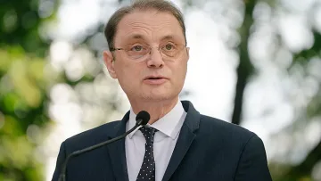 Румъния с правителство, крепи се на косъм