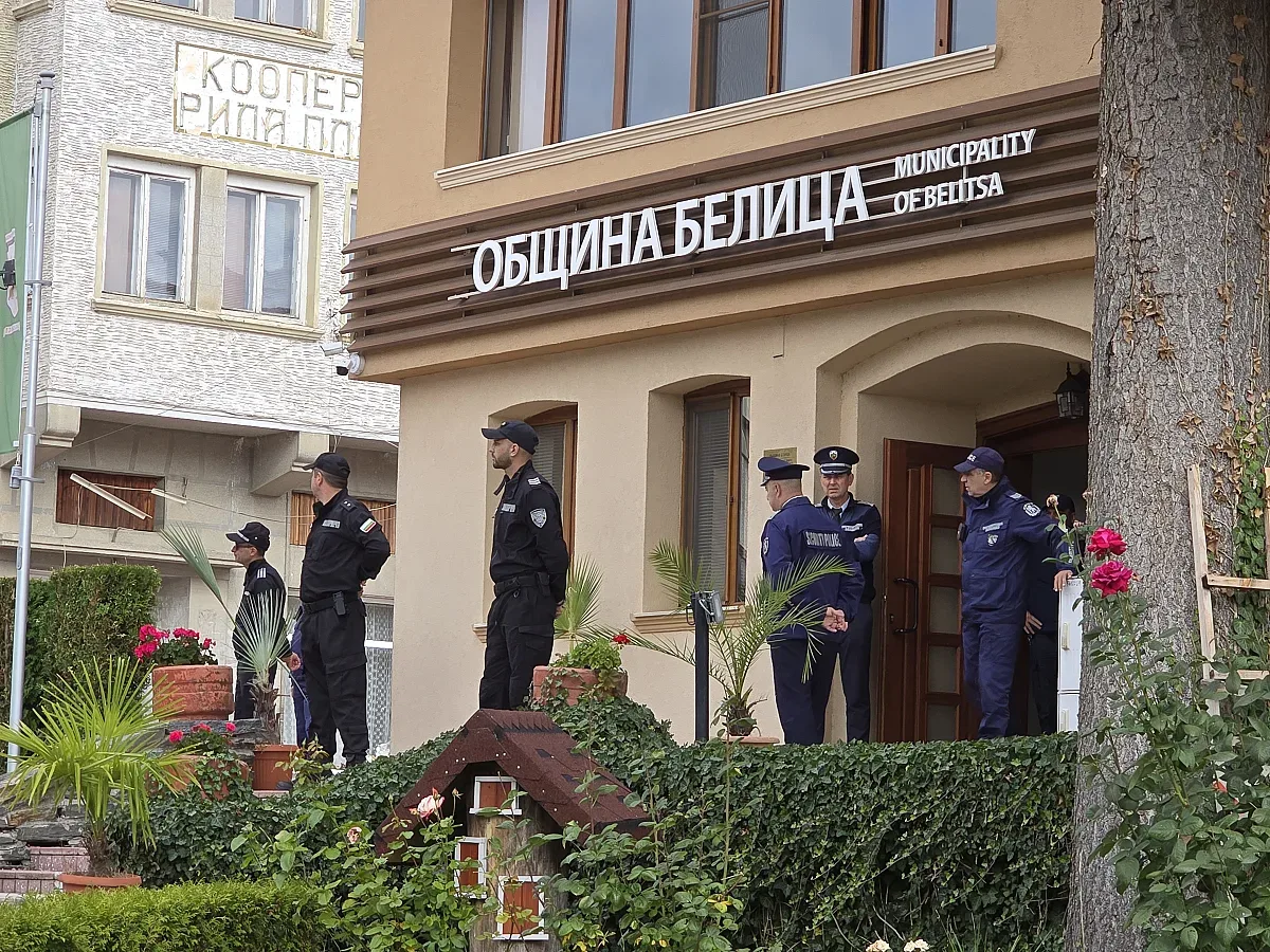 Репресии в Белица! Ревански с белезници, майка му припадна (ВИДЕО)