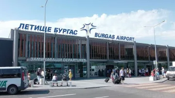 Огромен военен самолет кацна в Бургас, изтребители патрулират над Черно море