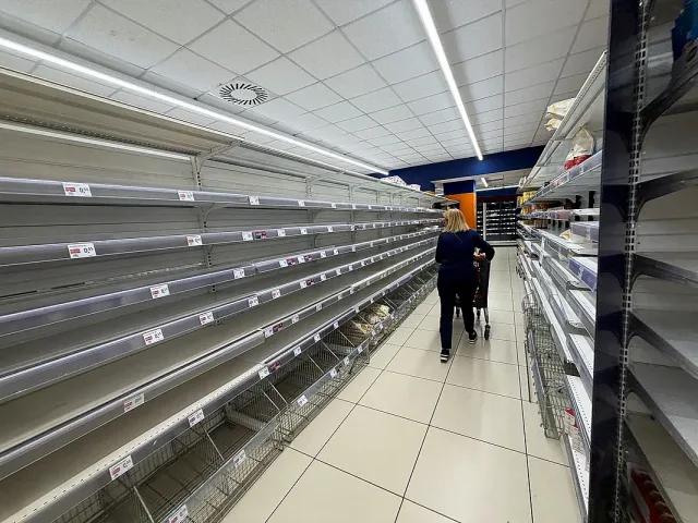 В Италия се случва нещо невиждано! Опразват магазините, спагетите свършиха