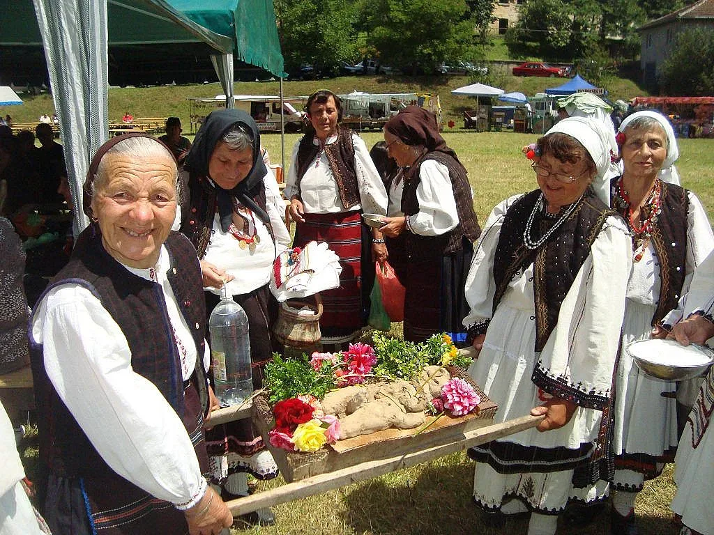 Необичаен празник – Герман Градушкар! Жените погребват мъж от кал