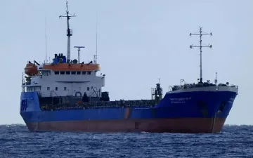 Наши моряци спасиха 9 души от ударен кораб