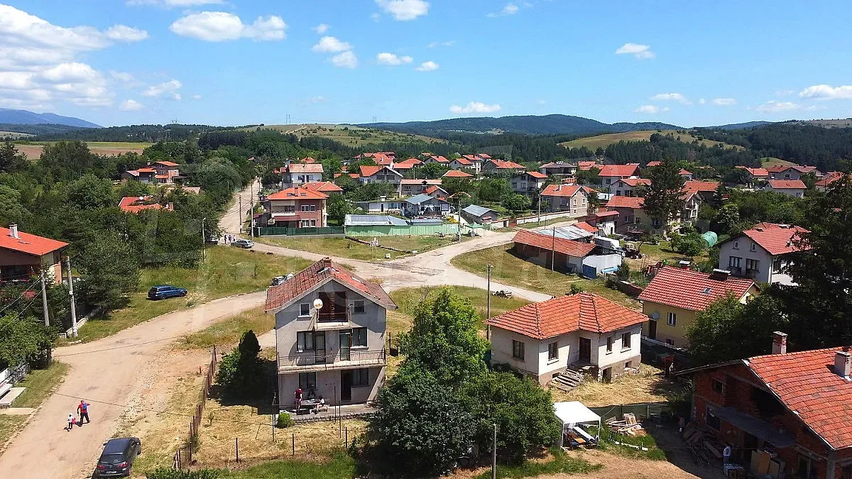 Село с тайнствен саркофаг изкушава софиянци. Къщи с двор за 30 000 евро