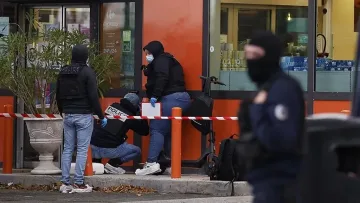 Ужас край Париж: 12-годишно момиче простреляно осем пъти, Макрон обяви терористична атака