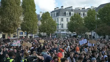 Франция отново пламна! Окопи в Париж, размирици в Лион