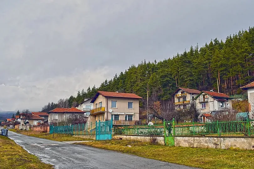 Къщи край златната река. Село над София става имотен коз