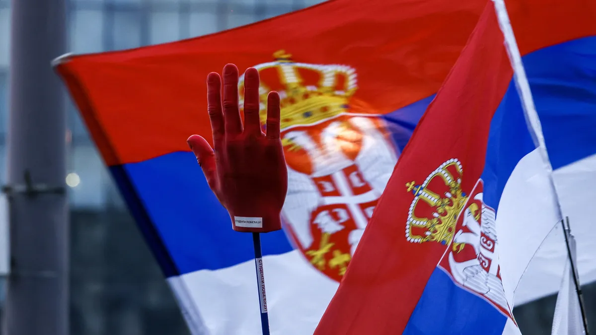 Сблъсъкът в Сърбия: Ратко Младич vs. срутения навес в нови Сад