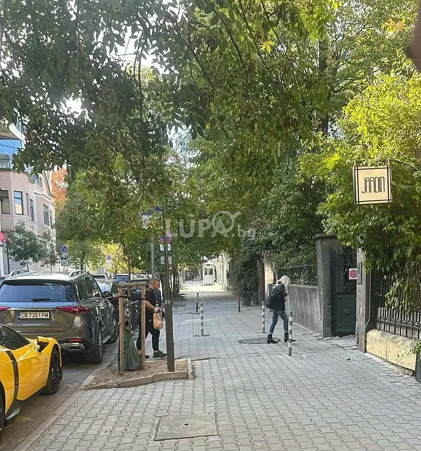 Папараци снимаха Лили как тича на токчета