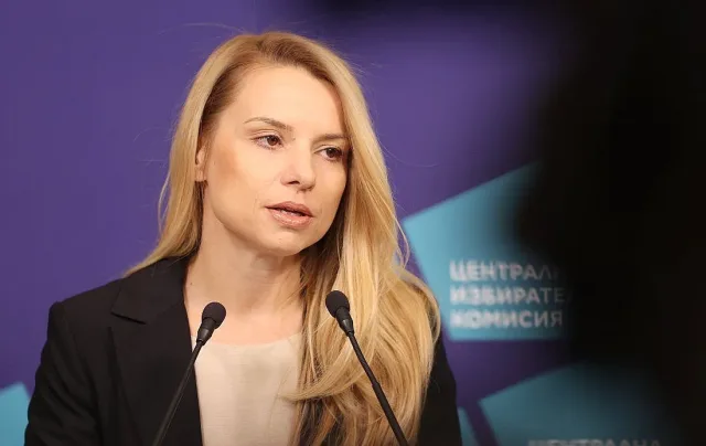 Всички секции отвориха. ЦИК съобщи за първите проблеми с машините