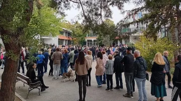 Изборна треска обхвана Сърбия. Хората чакат на опашки от сутринта