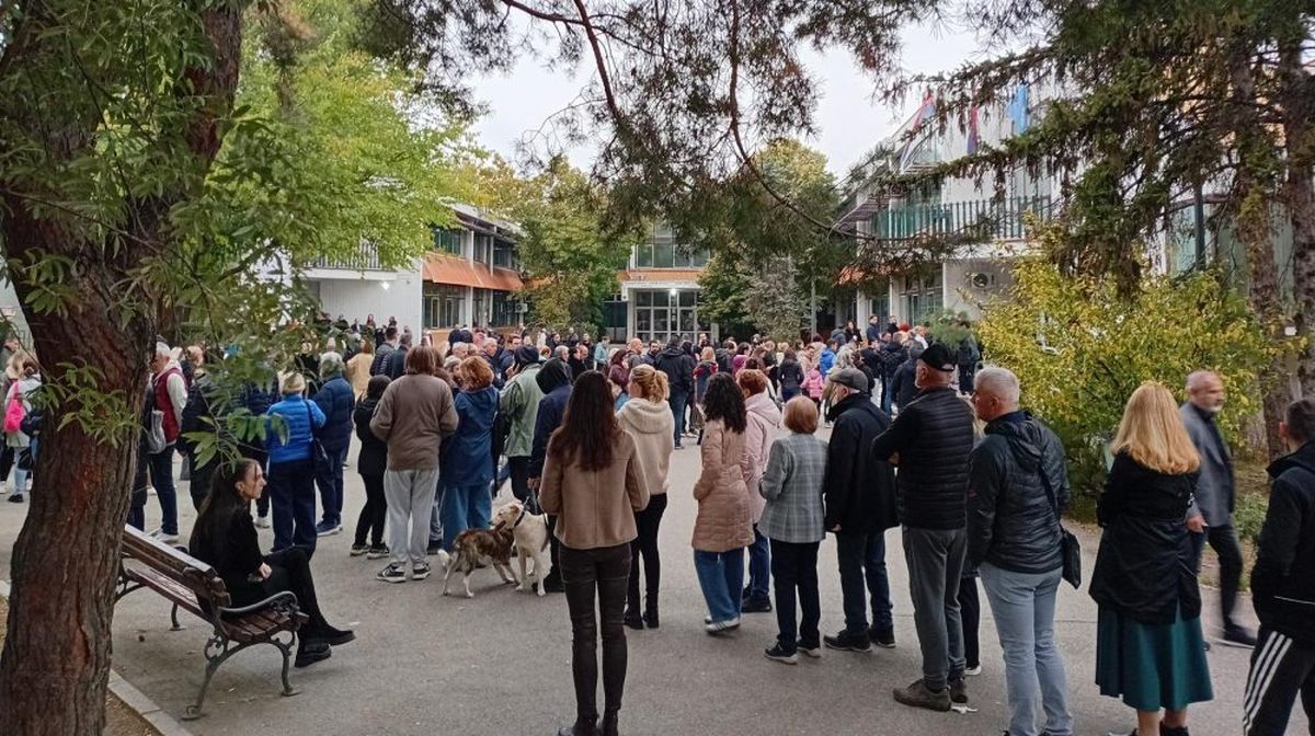 Изборна треска обхвана Сърбия. Хората чакат на опашки от сутринта