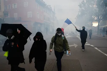 Париж на крачка от дигитална цензура. Скандални разкрития за властта