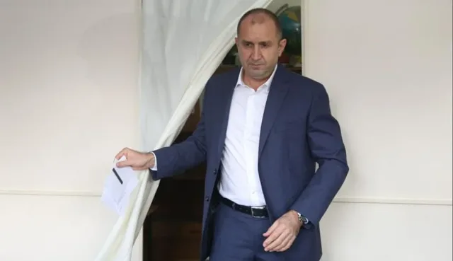 Премиерът Радев гласува. И отправи призив към българите