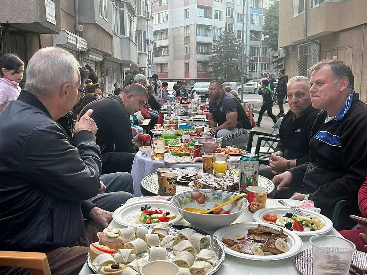 Съседи затвориха улица, за да опънат трапеза