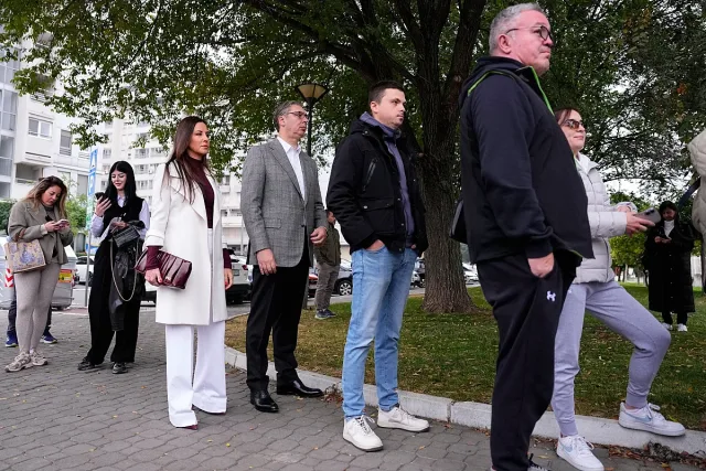 Опашки пред урните в Сърбия! Вучич на кандар