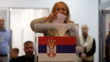 Екшън пред офис на партията на Вучич. Летят камъни и фойерверки
