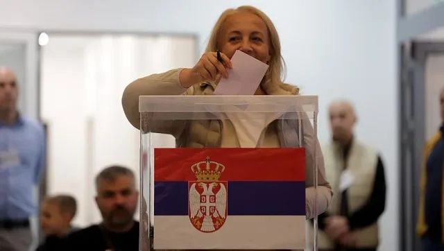 Екшън пред офис на партията на Вучич. Летят камъни и фойерверки