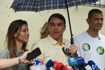 Флавио Болсонаро напусна Бразилия въпреки съдебната забрана