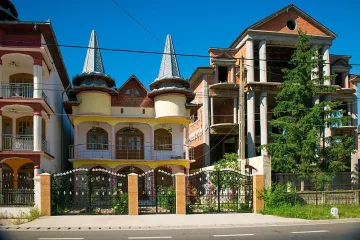 Ромското село, в което всяка къща е за милиони