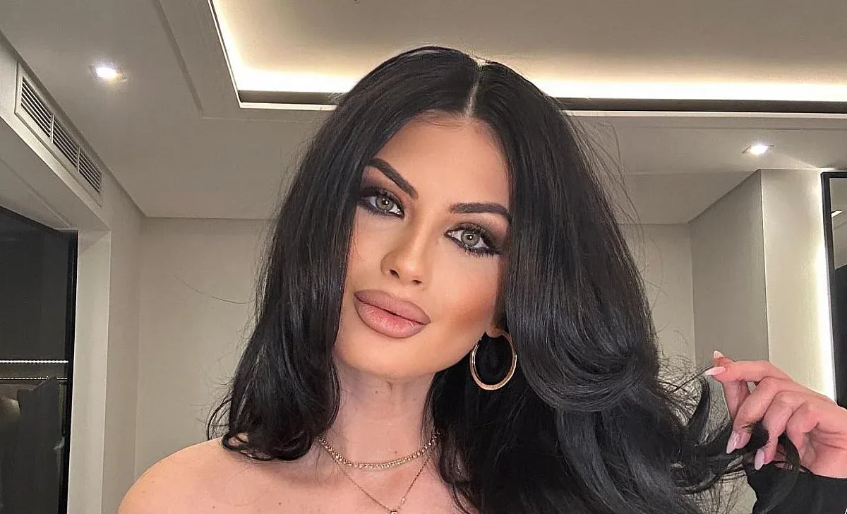 Бивша Мис България разголи дините, шофьори захапаха волана