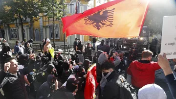 Коктейли "Молотов" в Албания. Стотици пострадаха
