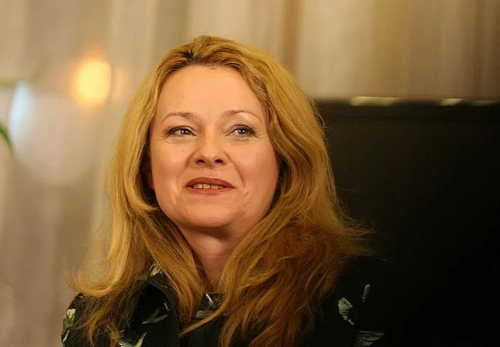 Вяра Анкова събра очите на пътниците на летище София