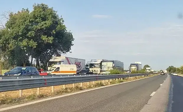 Няма край! Меле от тирове затвори "Тракия"