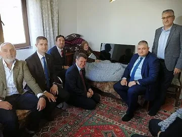 Баба Есма навърши 107 г., получи подарък от Пеевски