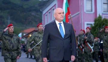 Главчев честити празника на Българската армия