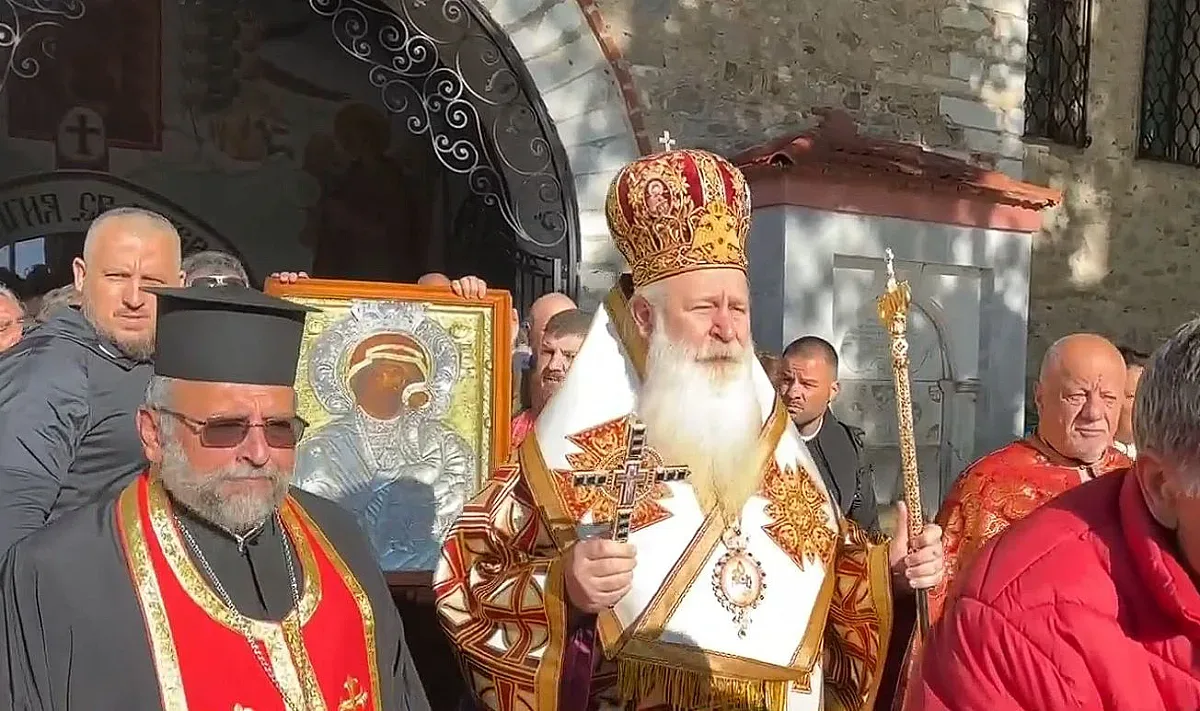 Вярващи понесоха чудотворна икона на Богородица от Бачковския манастир