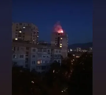 Гърмеж и пламъци вдигнаха столичен квартал на крак