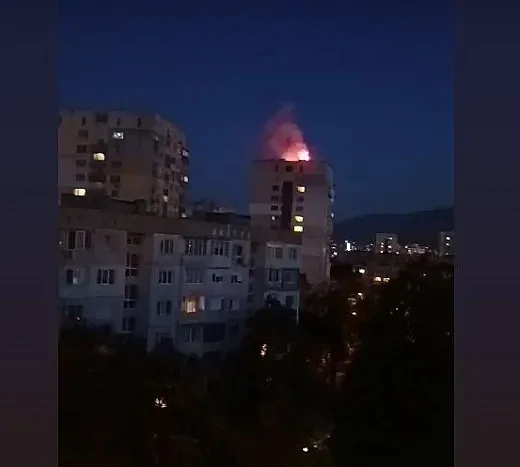 Гърмеж и пламъци вдигнаха столичен квартал на крак