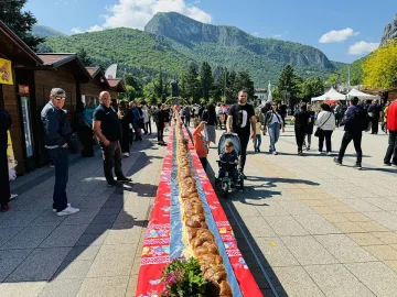 100 метра козунак ядоха в града на Ботев (СНИМКИ)