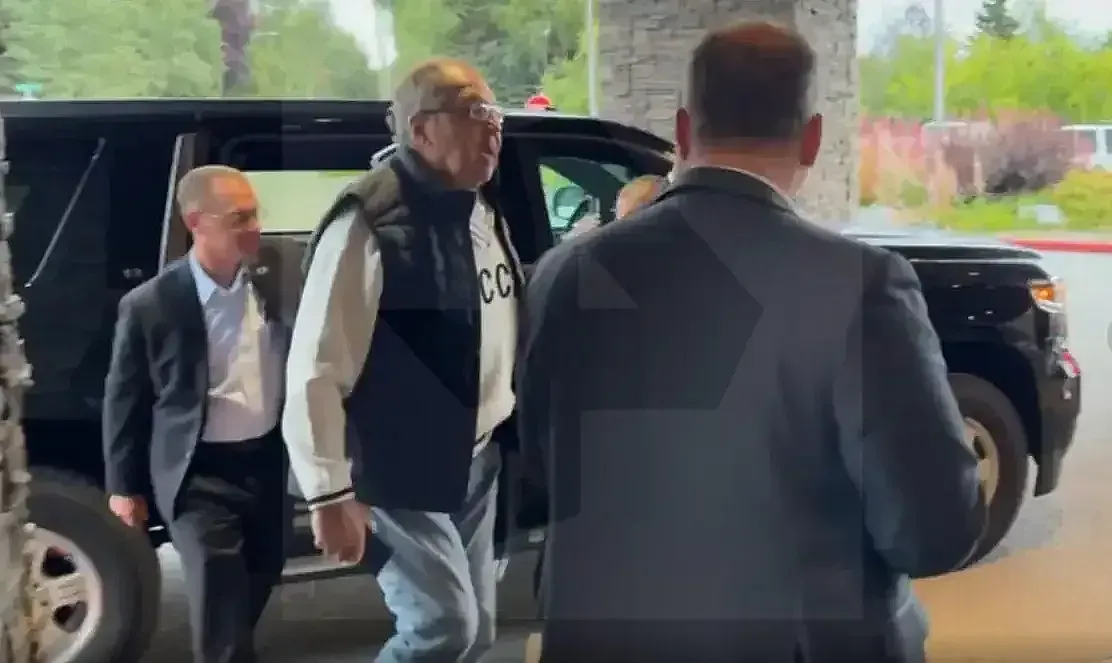 Стана ясно защо Лавров носи пуловер СССР. Путин го смъмри