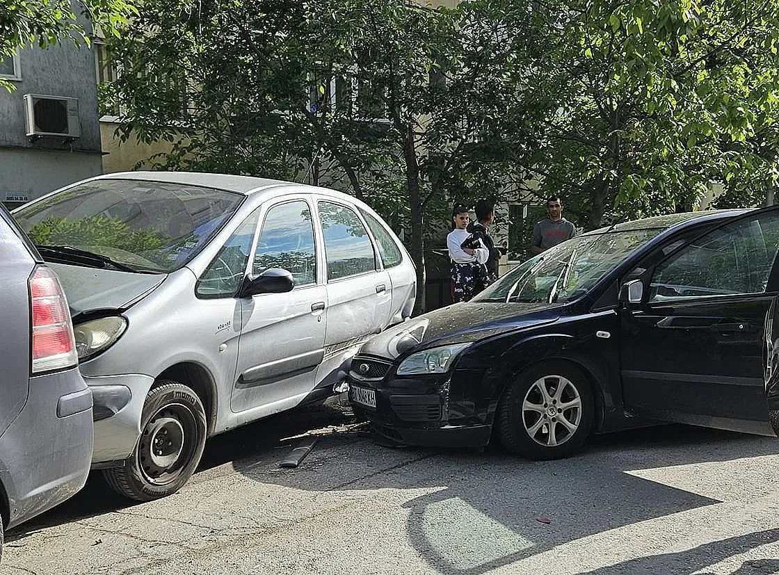 Пиян шофьор помете паркирани коли, хвърли в ужас две деца
