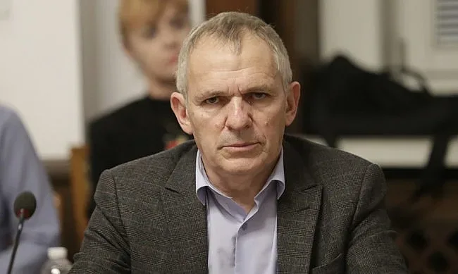 Резнаха крилете на депутата с 8 самолета