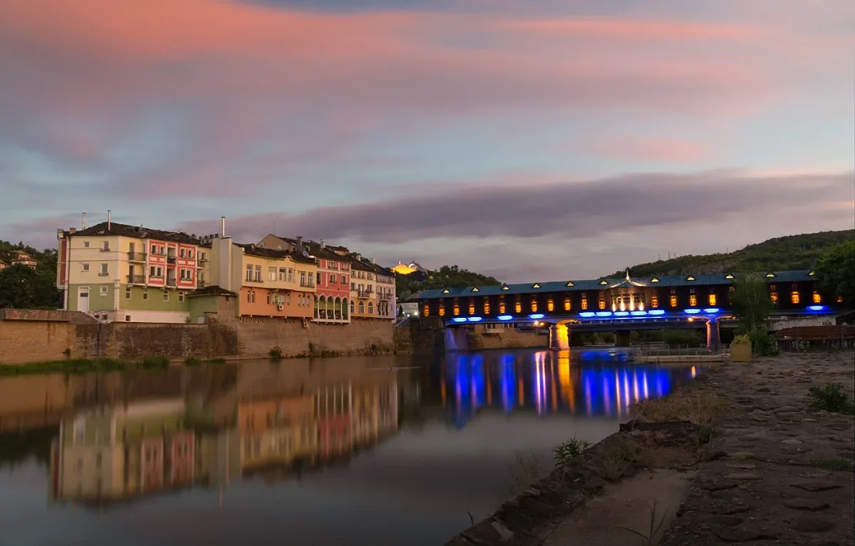 Мост свързва старата и новата част на забележително градче
