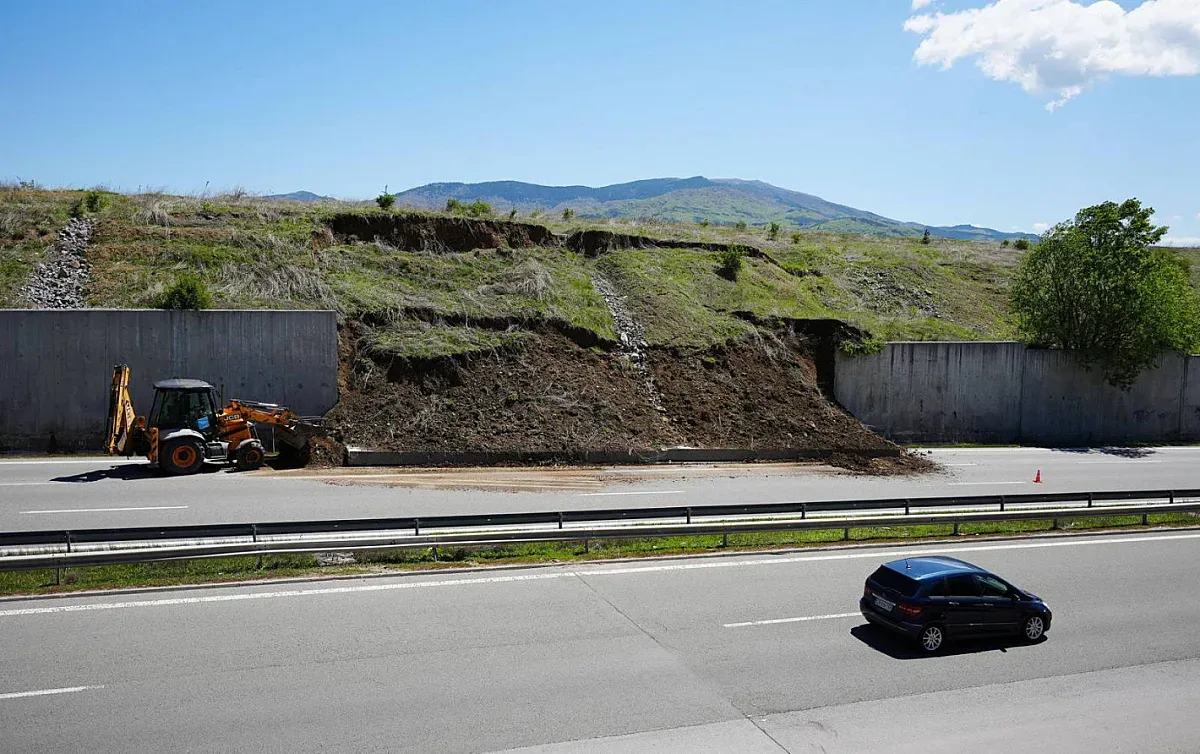 Кошмарът расте! Втора стена на "Струма" пред падане