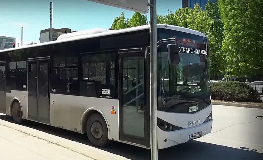 Шофьор на автобус се развилня, погна контрольори и пътници