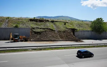 Кошмар на "Струма". Срути се подпорна стена