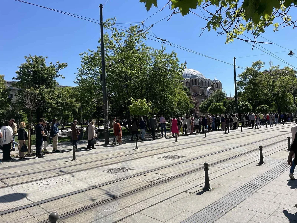 Грандиозни опашки пред софийските църкви